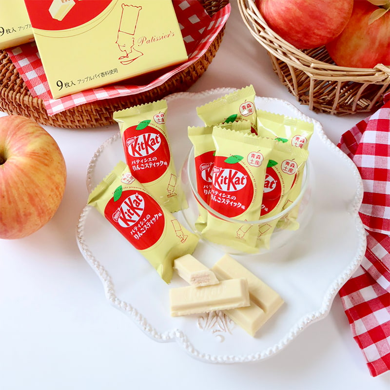 Une table sur laquelle sont posés des pommes et des KitKat "Pâtissier’s Apple Stick," fruit d’une collaboration avec le célèbre confiseur Ragnoo, au Japon