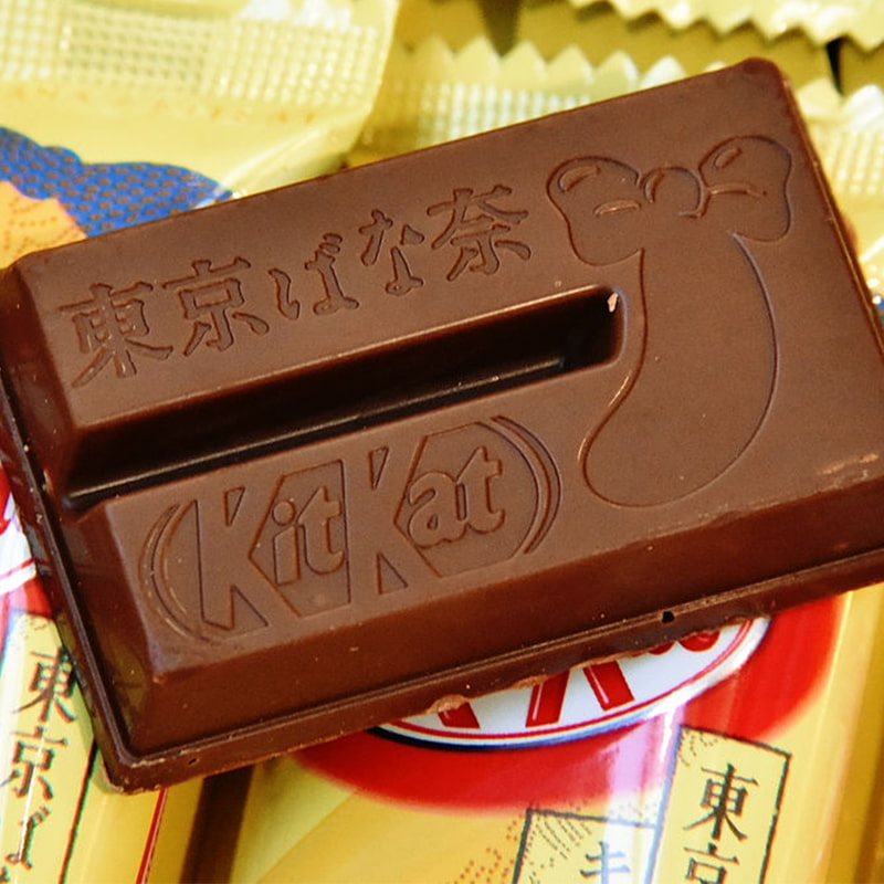 Un kitkat tokyo banana avec sa forme speciale
