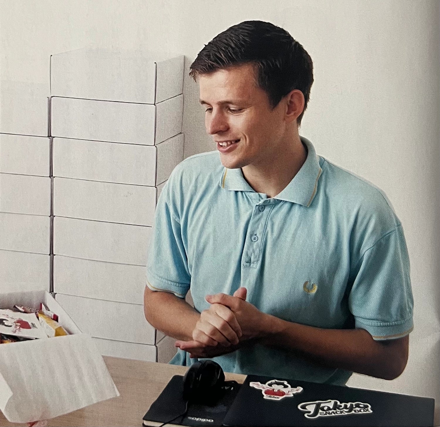 Baptiste Delannoy, fondateur de Tokyo Snack Box, lors d'une interview pour la télévision japonaise.