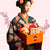 Petite fille japonaise habillée en kimono de geisha, tenant une box de snacks japonais