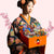 Petite fille japonaise habillée en kimono de geisha, tenant une box de snacks japonais