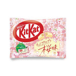 Paquet de KitKat japonais Sakura Saku saveur fleur de cerisier en édition limitée, emballage rose avec motifs de sakura.
