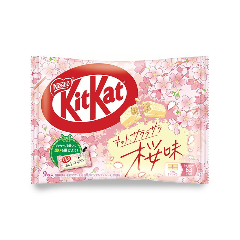 Paquet de KitKat japonais Sakura Saku saveur fleur de cerisier en édition limitée, emballage rose avec motifs de sakura.