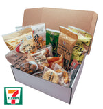 Box de snacks japonais inspirée du konbini Seven Eleven, assortiment de saveurs salées et sucrées, repas express et gourmandises originales du Japon.